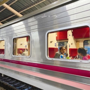 实拍泰国火车，干净整洁、服务周到，中国游客惊叹：比中国火车好