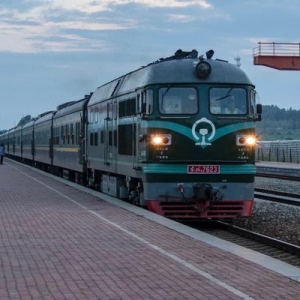 张士敏 现代诗歌：绿皮火车