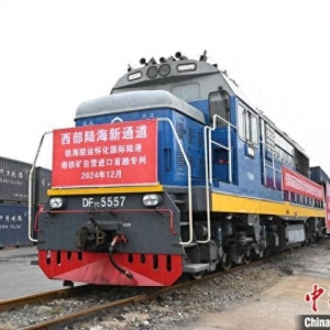 打通自营进口渠道  湖南怀化铬铁矿自营进口首趟专列抵达