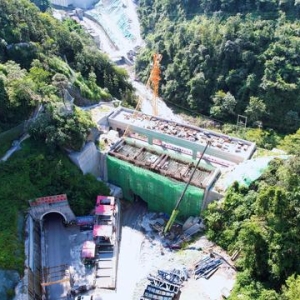 渝昆高铁两座超7公里隧道今日贯通