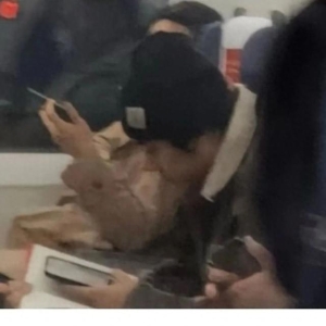 知名男星被曝“高铁假装看书”，本人回应