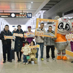 成渝城际“复兴号”动车组四岁啦！马来西亚乘客点赞：中国高铁速度太快了