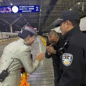 青岛开往武汉列车上，金店老板带着价值近40万元首饰，下车时全丢了！正着急时接到电话……