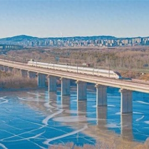 一列复兴号动车组列车安全行驶在京包高铁乌兰察布至兴和北区间