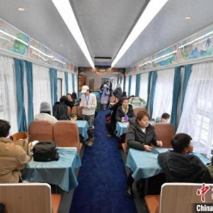 第六届长白山粉雪节开幕 通“专列”造“天宫”