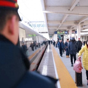 颜值担当！跟小姐姐打卡冰雪主题列车