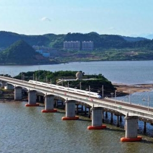 防东铁路开通运营一周年，累计运输旅客93.48万人次