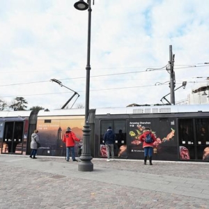 “Ciao Shenzhen!”意大利街头出现“深圳专列”电车