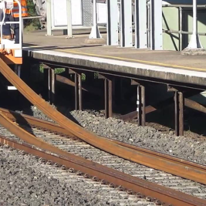 为何我国搭铁轨，宁愿用生锈的铁也不用不锈钢？铁轨寿命有多长？