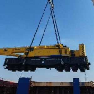 中国出口海外最大起重吨位铁路起重机启程发运