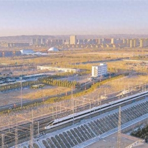 一列复兴号动车组列车安全行驶在集大原高铁乌兰察布境内