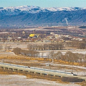 一列复兴号动车组列车行驶在京包客专呼和浩特至旗下营南区间