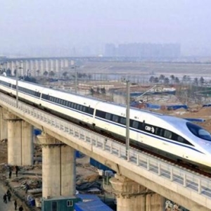 中国高铁时速400公里，每小时耗电9600度，速度那么快如何供电？