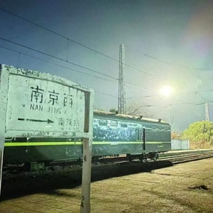 到“网红打卡地”爬火车被电伤，接触网的电压到底有多少？