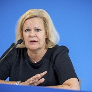 德国内政部长操心：铁路用华为，“风险”