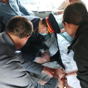 危急时刻，列车上演了一场紧急救援