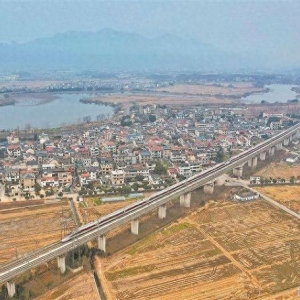 一列复兴号动车组列车飞驰在沪昆高铁绍兴段