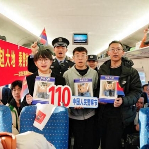 石家庄乘警在列车上开讲乘车安全知识