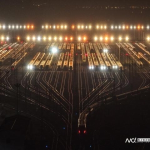 动车组排队“洗白白”待出发，广州动车段通宵运作备战春运