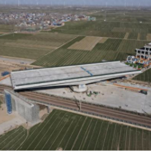 安罗高速上跨新兖铁路特大桥梁“完美转身”