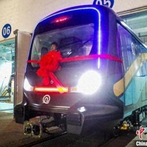 中国制造的全球首列碳纤维地铁列车在山东青岛正式投入商业运营