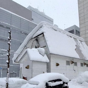 多图直击日本暴雪，有中国人滞留列车数小时！使馆提醒