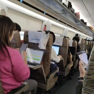 小心！高铁车厢的电源插座，真的有点儿伤手机