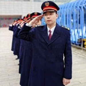 铁路制服换新颜，展现中国速度的温暖风景线