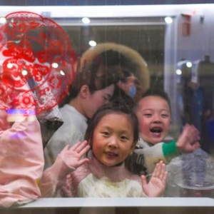 文汇视觉︱把“福”带回家！铁路上海站2025年春运首趟临客列车开出