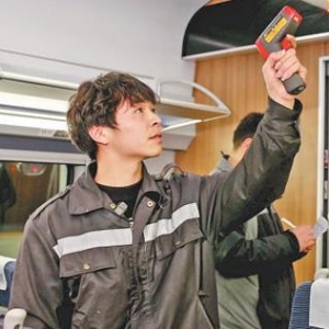 冬夜里，他们为动车驱寒保暖（追梦路上）