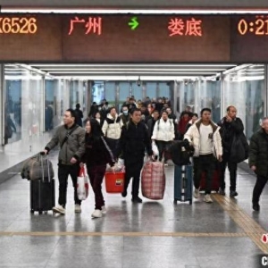 （新春见闻）2025年广州首趟春运列车发出