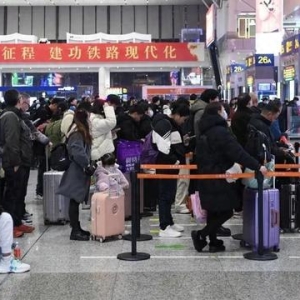 春运开启，回家过年！铁路上海站开出首趟临客列车