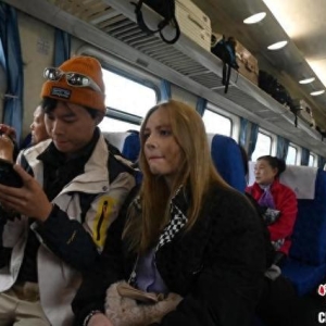 （新春见闻）中国“慢火车”穿行山区：载着“人情味” 开出“国际范儿”