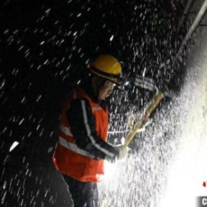 （新春走基层）破冰行动守护春运 吕梁山打冰青年军为铁路隧道“拔牙除刺”