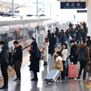 2025年铁路春运首日的商丘火车站