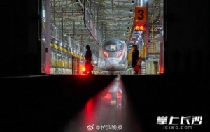 组图｜复兴号“医生”彻夜检修，助力春运安全