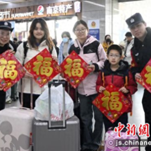 铁路春运首日开启 平安在路上