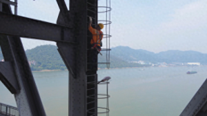 新春走基层丨春运中的铁路“桥梁医生”：“飞檐走壁”为大桥“做体检”