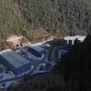华东地区最长在建山岭铁路隧道贯通 浙西南共富提速