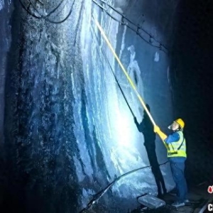 （新春走基层）宝塔山下的铁路隧道“打冰人”