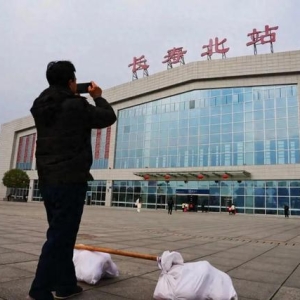 高铁站真香！旅客返乡，为啥都带着“甜蜜”？