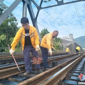 铁路“美容师”让桥梁有“颜值”更安全