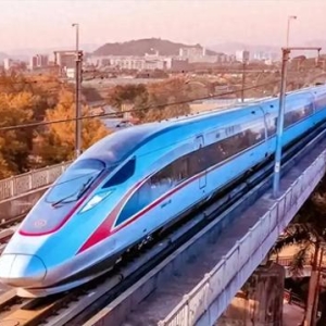 高铁的时速达350公里，那如何给它供电？不必担心中国自有妙招