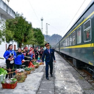 新华全媒+·新春走基层｜这趟山区“慢火车”，载满喜庆祥和与人间烟火