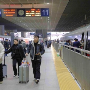 深圳首趟务工团体专列温暖启程，近600名务工人员踏上归家之旅