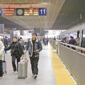 深圳首趟务工团体专列启程 近600名务工人员踏上归家之旅