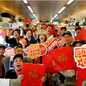 温暖回家路 广西在粤创业务工退役军人返乡专列开行