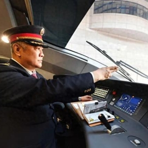 “从时速50公里的蒸汽机车，到时速350公里的复兴号，我全都开过！”