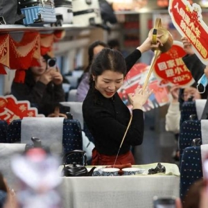川青铁路迎小年：列车上挂灯笼、贴窗花、表演川剧