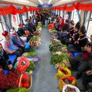 文化中国行 | “赶村集”“洋年货” 感受列车上的年味